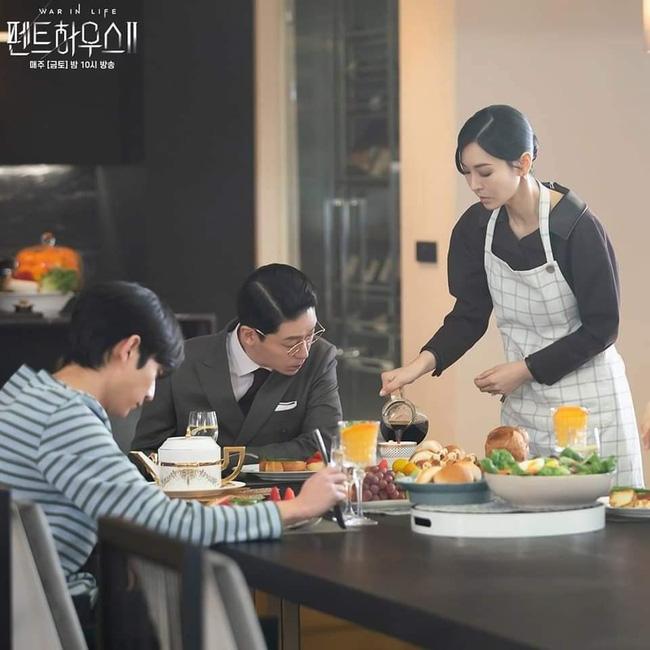 Ác nữ Cheon phải làm việc như người ở trong tập 11 Penthouse 2-3