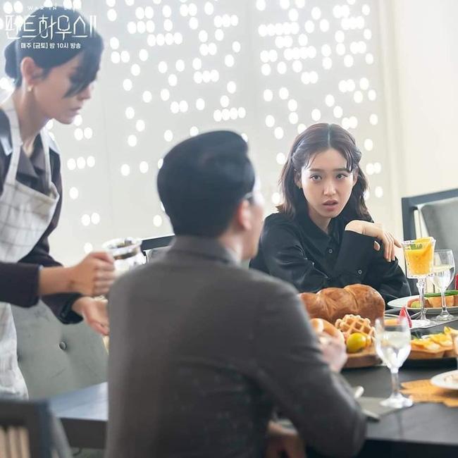 Ác nữ Cheon phải làm việc như người ở trong tập 11 Penthouse 2-8