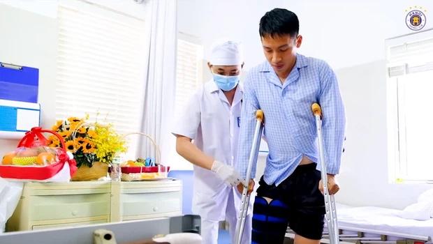 Hùng Dũng đã đứng dậy tập đi, có thể được xuất viện sớm-1