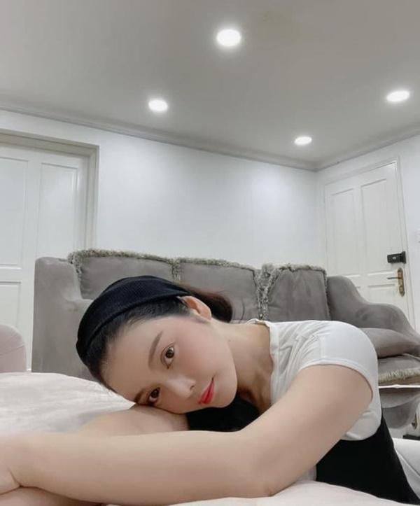 Mở đầu tin sao Việt là hình ảnh Lý Nhã Kỳ đăng tải trên trang cá nhân. Cô khiến mọi người bất ngờ trước tuyên bố không yêu thêm một ai. Và từ đó nữ đại gia có thêm nickname mới. "Hôm qua sau khi tuyên bố 'không yêu thêm một ai' thì em đã có nickname mới là KyTa nha mọi người. KyTa dịch gì cũng ra nè. KyTa có thể là không yêu thêm ai, cũng có thể là Kỳ thương ai, hay là... Kỳ thương anh. Mọi người chọn câu nào cho ý nghĩa của tên KyTa vậy?", Lý Nhã Kỳ tỏ ra hào hứng.