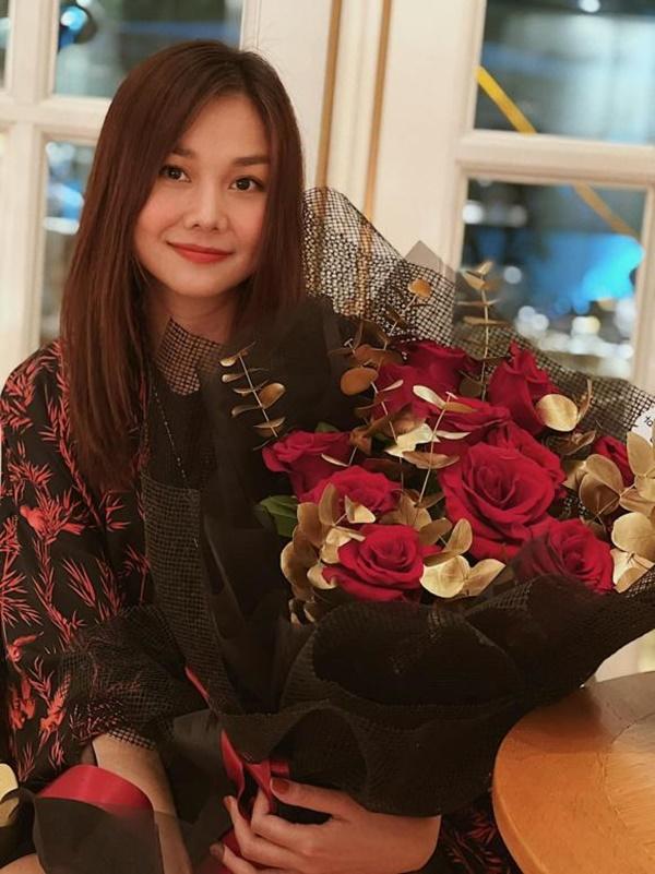 Thanh Hằng khoe hoa được tặng, viết kèm: "Nghe nói dịu dàng thì sẽ được tặng hoa".