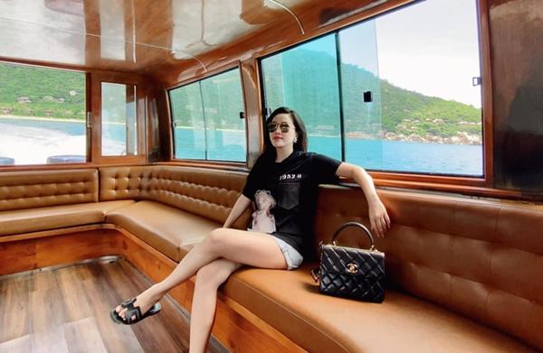 Bảo Thy quan niệm: "Đi du lịch khám phá là thứ mất tiền nhưng khiến chúng ta trở nên giàu có".