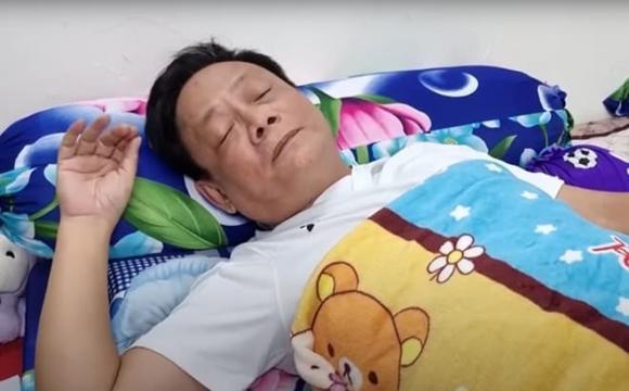 Nghệ sĩ Tấn Hoàng bị ngất xỉu trên máy bay-1