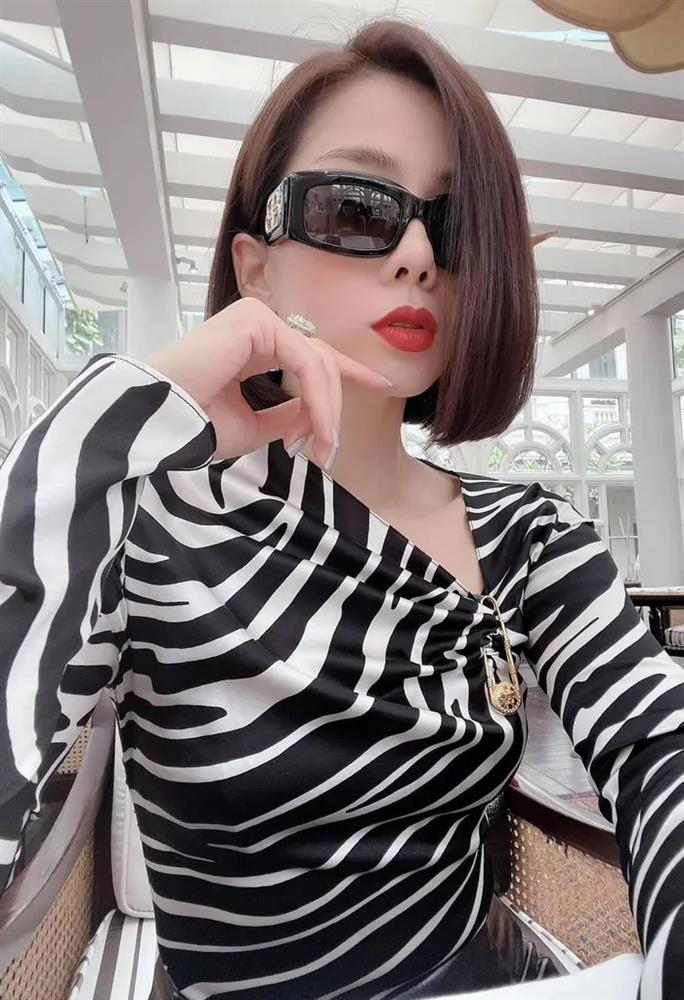 Lệ Quyên tạo dáng o ép khe ngực còn khoe kim cương kém sang-8