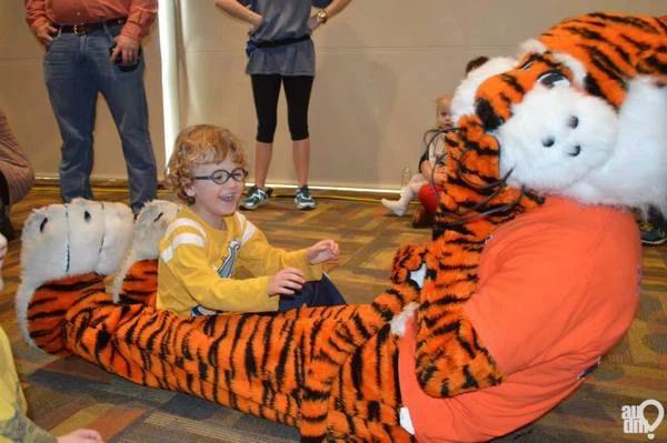 Bé trai sinh ra não úng thủy, dung mạo hiện tại khiến ai cũng trầm trồ-5