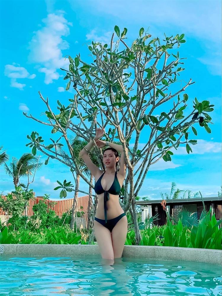 Diện bikini, Á hậu Thúy Vân bị soi photoshop hack eo thon-1