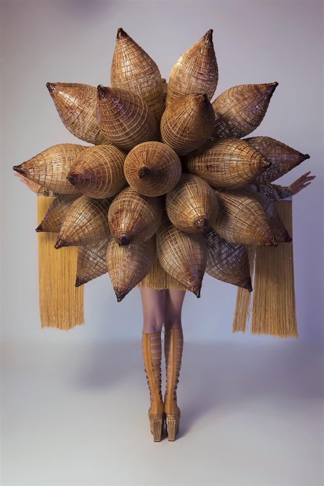 Toát mồ hôi Quốc phục khổng lồ của người đẹp Việt đi thi quốc tế-6