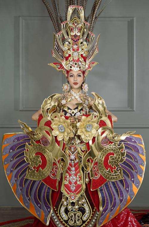 Toát mồ hôi Quốc phục khổng lồ của người đẹp Việt đi thi quốc tế-10