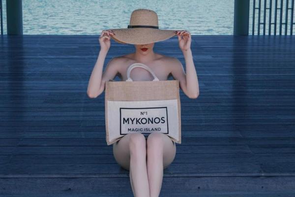 Trào lưu biến túi thành trang phục của chị em gây nhức mắt-11