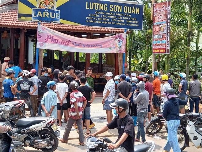 Ghen tuông: Đầu bếp bị đâm tử vong, vợ chồng chủ quán nguy kịch-1