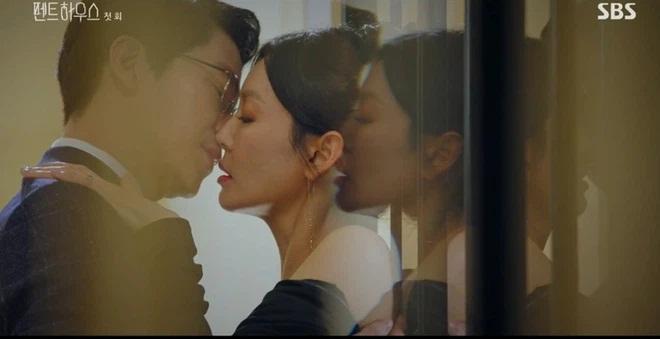 Penthouse 2: Người chăm sóc dượng Ju tận giường là 1 nhân vật bất ngờ-2