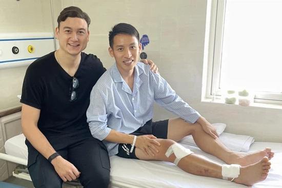 Văn Lâm bất ngờ trở về Việt Nam, có hành động ấm lòng với Hùng Dũng