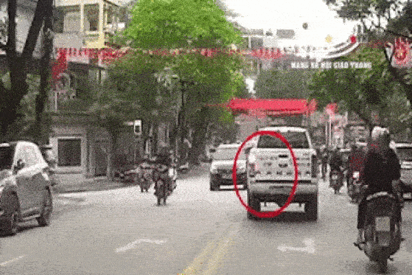 Clip: 2 người mặc đồ CSGT đánh, đạp 2 Youtuber tới tấp ở Sài Gòn-4