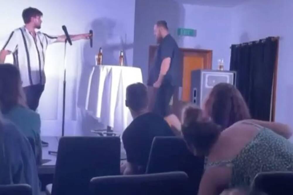 Bị đổ bia lên đầu, người đàn ông lao vào đấm diễn viên hài-1