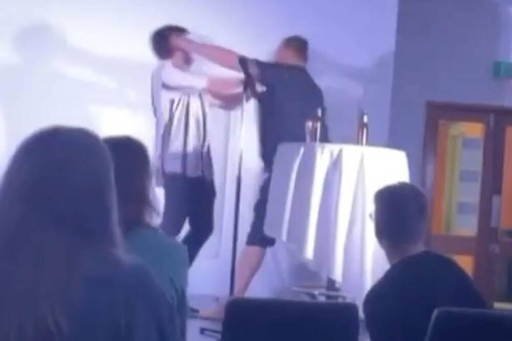 Bị đổ bia lên đầu, người đàn ông lao vào đấm diễn viên hài-2