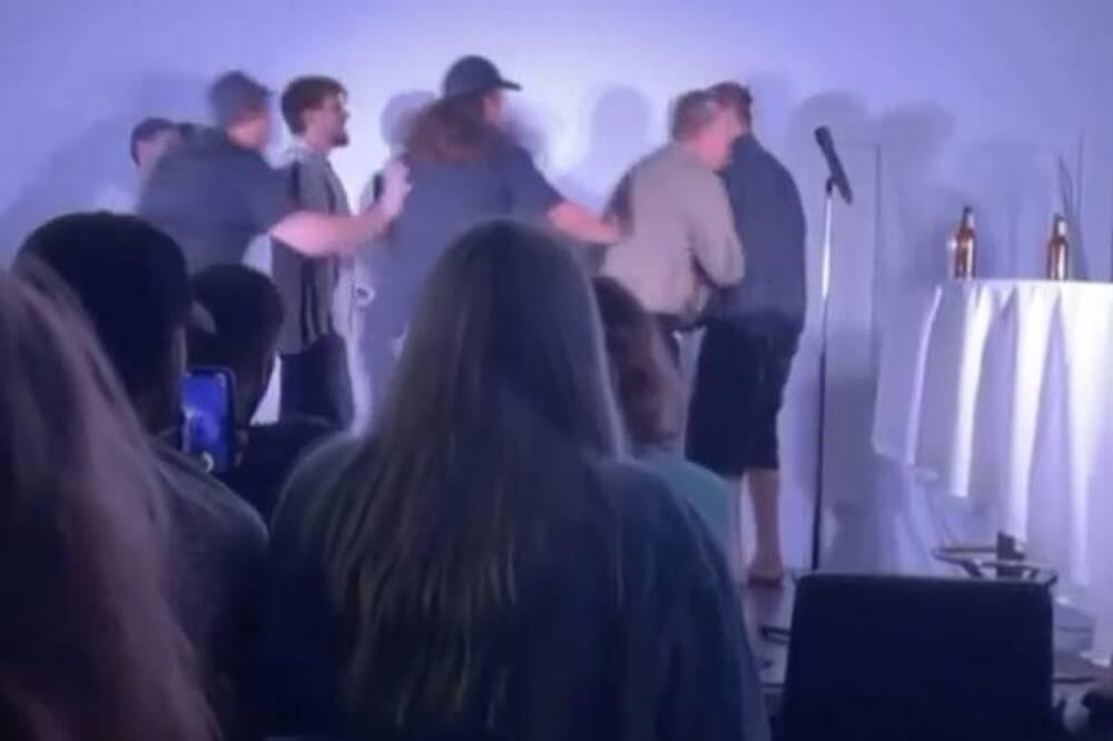 Bị đổ bia lên đầu, người đàn ông lao vào đấm diễn viên hài-3