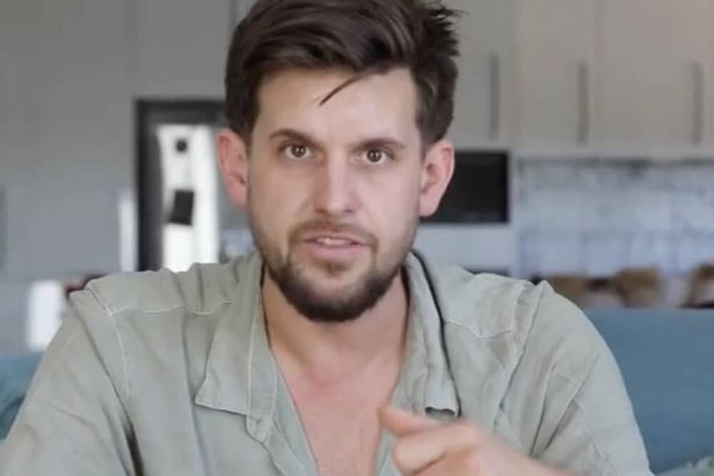 Bị đổ bia lên đầu, người đàn ông lao vào đấm diễn viên hài-4