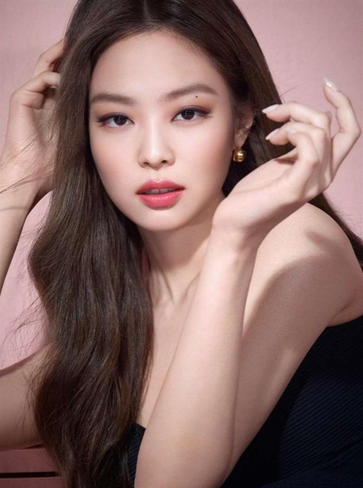 Fan BlackPink nổi đóa khi YG ngó lơ Jennie, viết sai tên Rosé khó chấp nhận-2