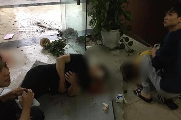 Clip: Vị khách lạ xuyên trần nhà, rơi xuống khiến gia chủ hết vía-1