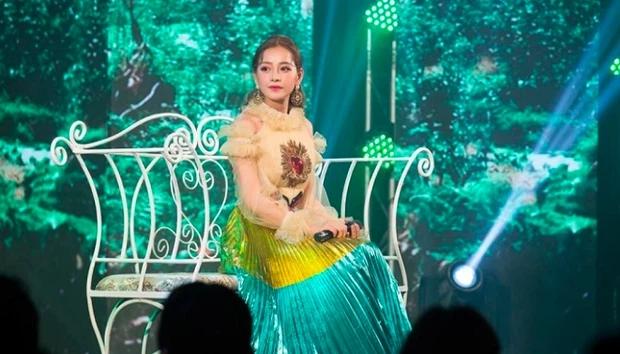 Chi Pu và loạt trang phục khó đỡ: Hết cánh bướm dối gian lại đến váy nhái-3