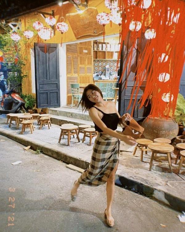 Mở đầu tin sao Việt là hình ảnh Văn Mai Hương đăng tải trên trang cá nhân. Được biết nữ ca sĩ đang đi chơi ở Hội An. Khoe khoảnh khắc không thể "dẹo" hơn, giọng ca 9X tự đánh giá mình "như ất ơ ý".