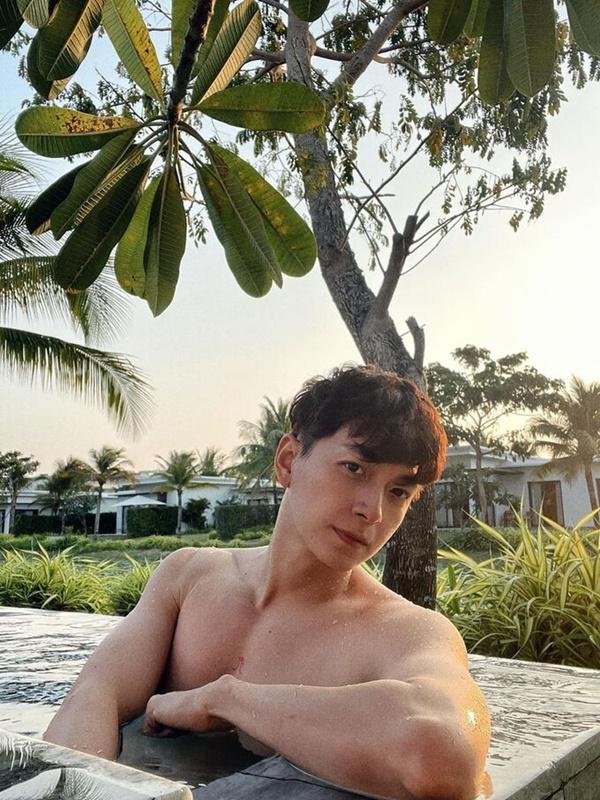 Ngô Kiến Huy khoe thân hình vạm vỡ khi đi bơi.
