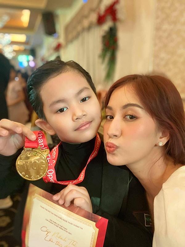 Kubi - con trai Khánh Thi - nhận giải thưởng ở một giải khiêu vũ.