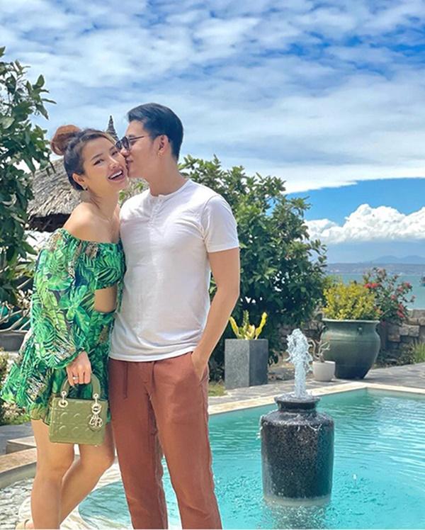 Phương Trinh Jolie khoe ảnh ôm hôn bạn trai Lý Bình khi đi du lịch, khép lại tin sao Việt.