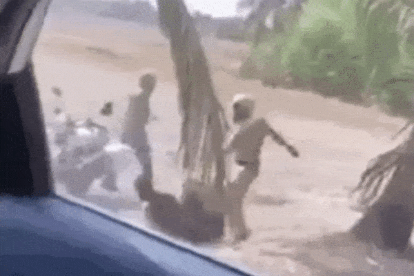 Cô gái bị đánh ghen túm tóc lôi xềnh xệch, vả dép bôm bốp vào mặt-5