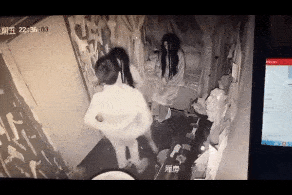 Clip: Thanh niên cả gan trêu cả ma khiến 2 'con ma' cũng đứng hình