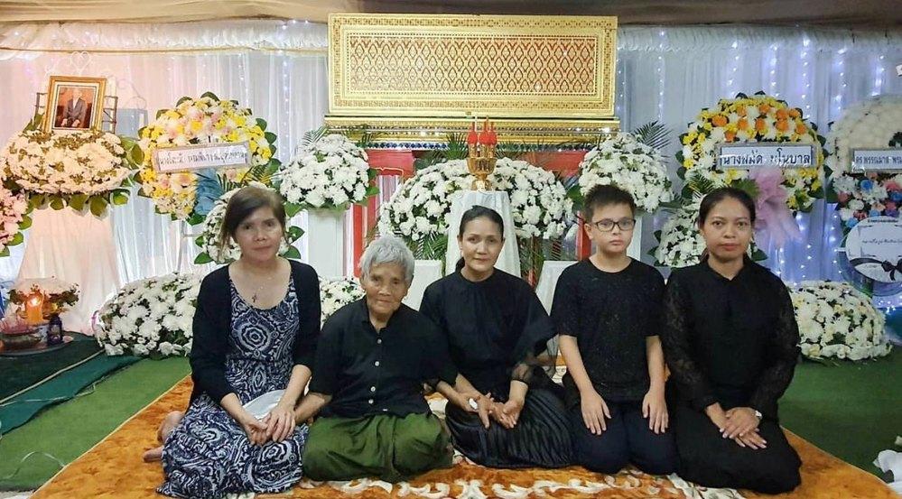 Ông ngoại Lisa BLACKPINK qua đời đúng sinh nhật tuổi 24 của cháu gái-3