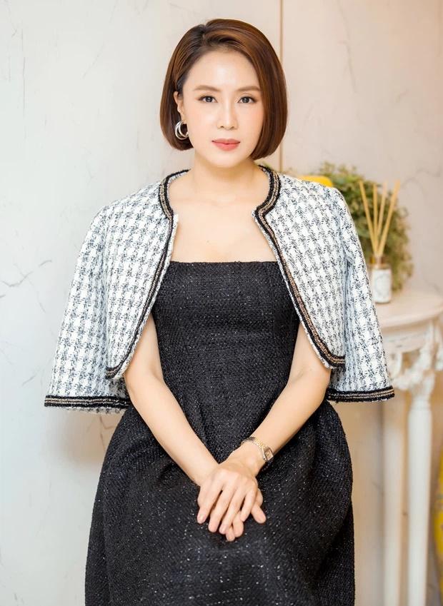 Bắt gặp Hồng Diễm đi chụp ảnh căn cước, nhan sắc có lung linh như trên phim?-2