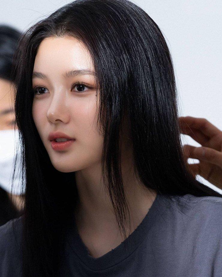 Mới đây, CEO của Awesome Ent đã đăng một bức ảnh hậu trường của Kim Yoo Jung lên mạng xã hội. Ngay lập tức, bức ảnh thu hút nhiều sự chú ý và lọt top tìm kiếm tại xứ Hàn. Nhiều cư dân mạng khen ngợi vẻ đẹp như búp bê, ngày càng sắc sảo, mặn mà của 