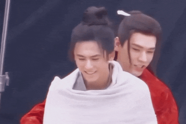 Trương Triết Hạn gây bão với cảnh múa mì dẻo hơn cả nhân viên nhà hàng lẩu-4