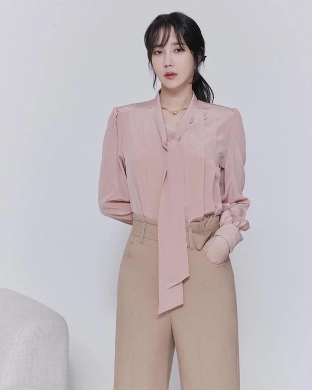 Chị đẹp Lee Ji Ah Penthouse lên đồ công sở đơn giản mà thanh lịch-1