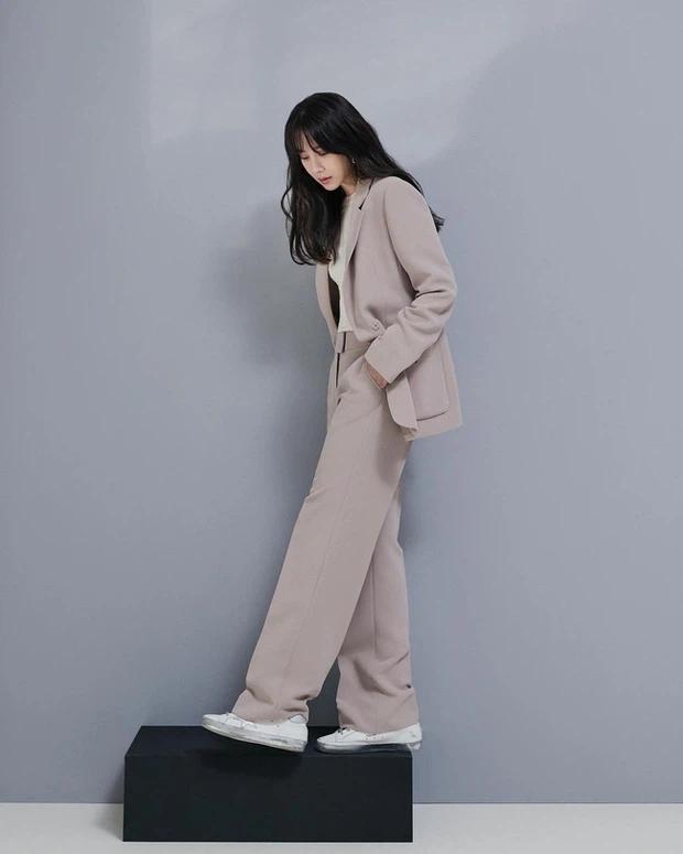 Chị đẹp Lee Ji Ah Penthouse lên đồ công sở đơn giản mà thanh lịch-2