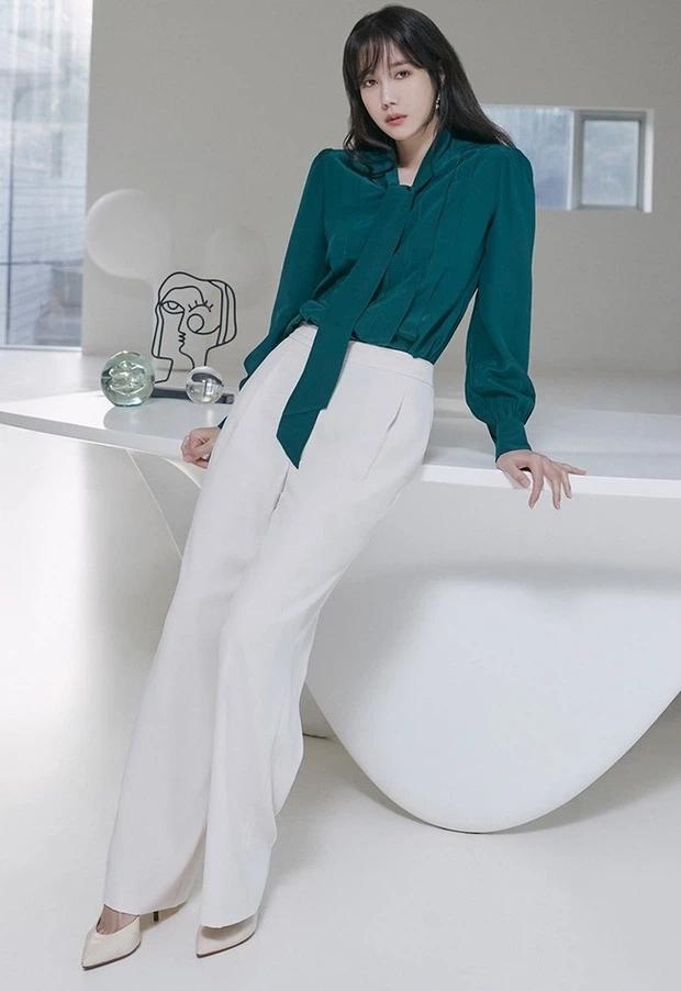 Chị đẹp Lee Ji Ah Penthouse lên đồ công sở đơn giản mà thanh lịch-3
