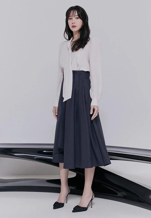 Chị đẹp Lee Ji Ah Penthouse lên đồ công sở đơn giản mà thanh lịch-4