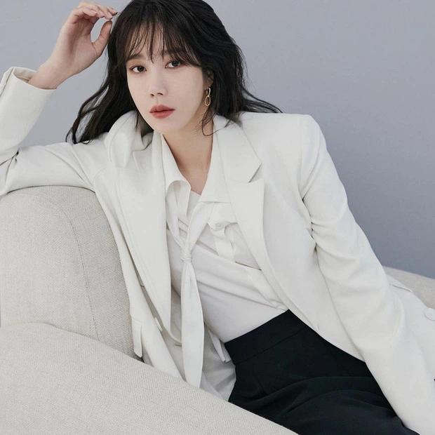 Chị đẹp Lee Ji Ah Penthouse lên đồ công sở đơn giản mà thanh lịch-6