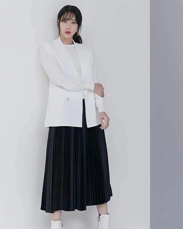 Chị đẹp Lee Ji Ah Penthouse lên đồ công sở đơn giản mà thanh lịch-7