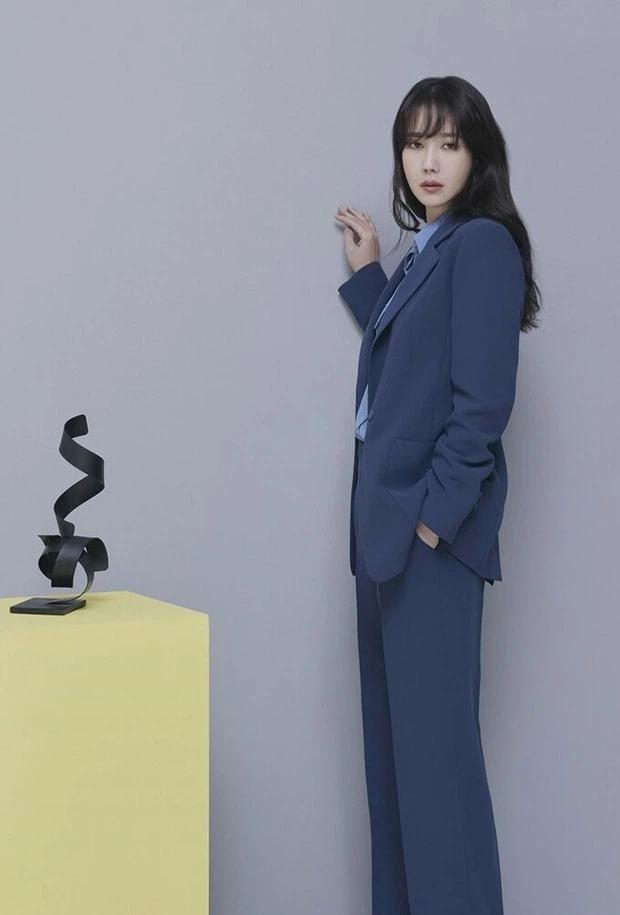Chị đẹp Lee Ji Ah Penthouse lên đồ công sở đơn giản mà thanh lịch-8
