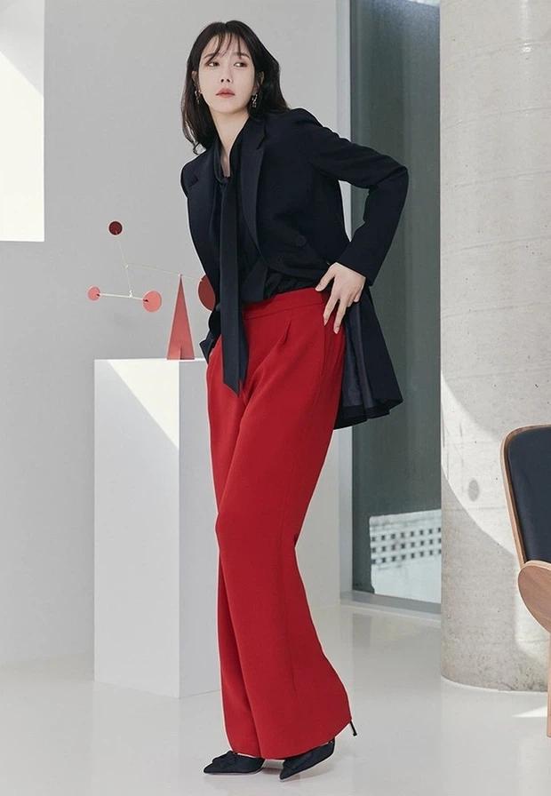 Chị đẹp Lee Ji Ah Penthouse lên đồ công sở đơn giản mà thanh lịch-9