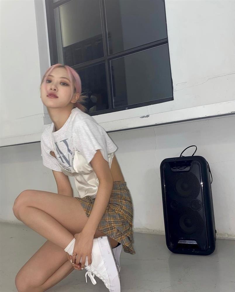 Rosé BLACKPINK chặt đẹp loạt idol khi diện chung áo khó cảm-2