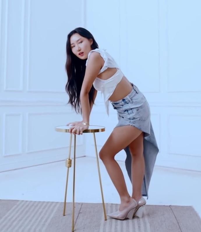 Rosé BLACKPINK chặt đẹp loạt idol khi diện chung áo khó cảm-8