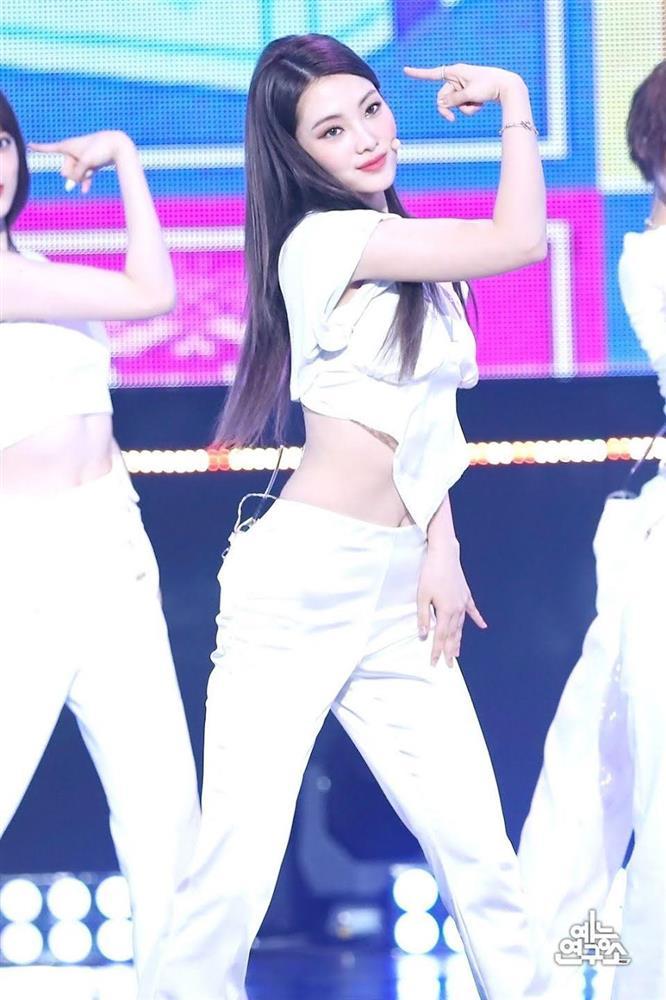 Rosé BLACKPINK chặt đẹp loạt idol khi diện chung áo khó cảm-9