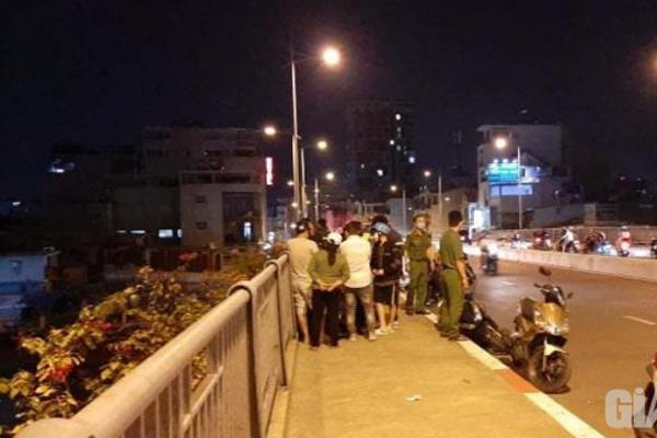 Cãi nhau với người yêu, thanh niên nhảy cầu tự tử rồi lại bơi vào bờ-1