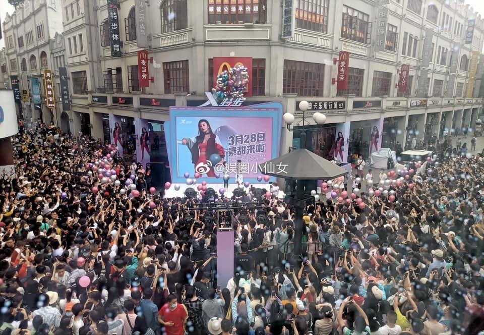 Đám đông vây kín ngắm đệ nhất mỹ nữ Bắc Kinh Cảnh Điềm-1