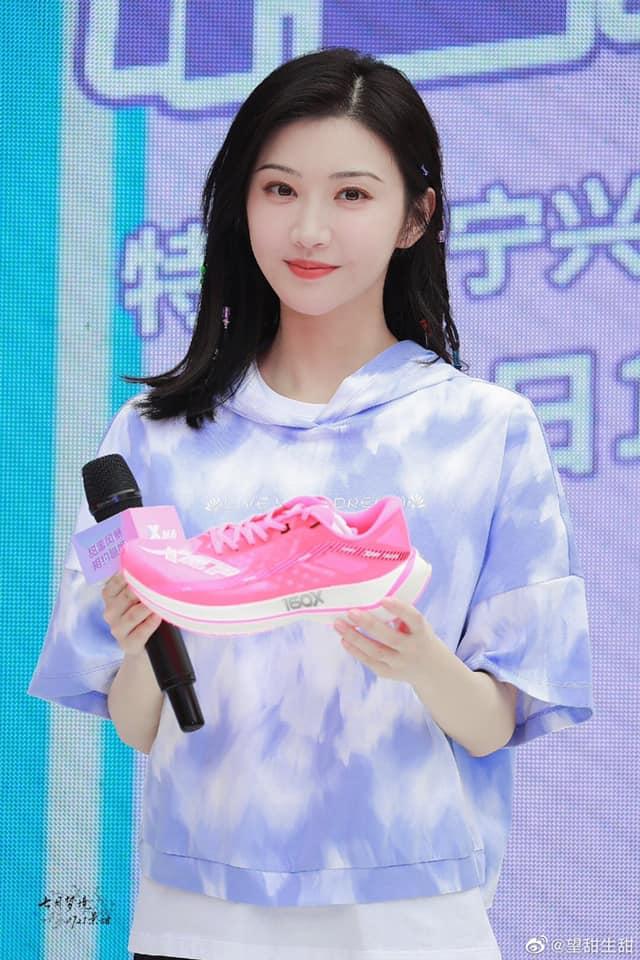 Đám đông vây kín ngắm đệ nhất mỹ nữ Bắc Kinh Cảnh Điềm-2