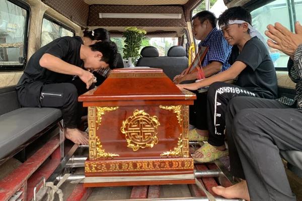 NÓNG: Cây đa 300 tuổi gãy 2 nhánh lớn đè trúng 4 học sinh tiểu học đi học về-6