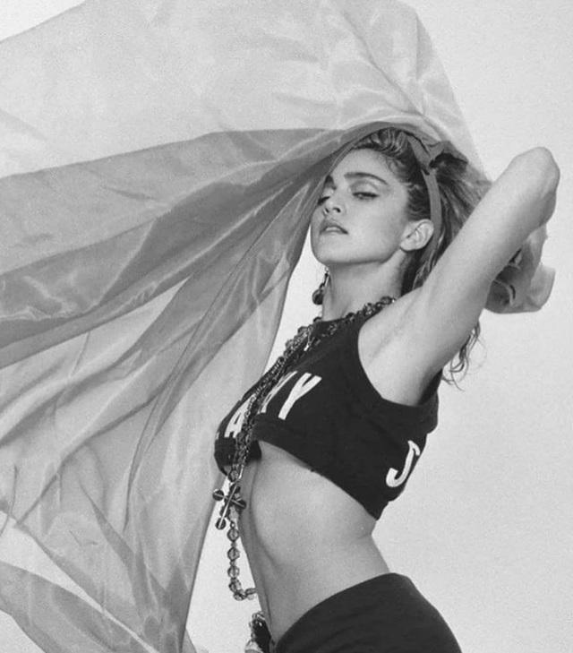 Choáng với ảnh nóng táo bạo của diva 63 tuổi Madonna-8